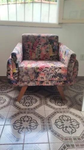 Poltrona decorada com estampa colorida