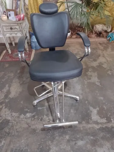 Cadeira para barbeiro, cabeleiro (a), estética, salão de beleza etc.. 