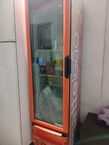 Vendo uma geladeira para bar, uma mini bomboniere de vidro, o moinho de fazer farinha de,