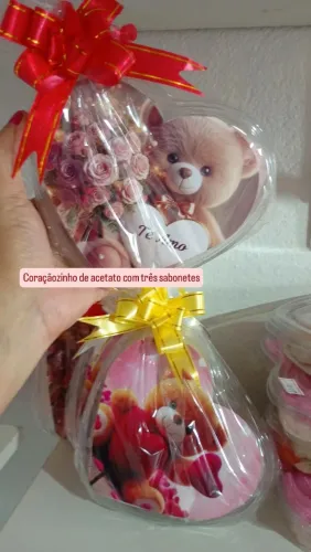 Coração de acetato com três sabonetes