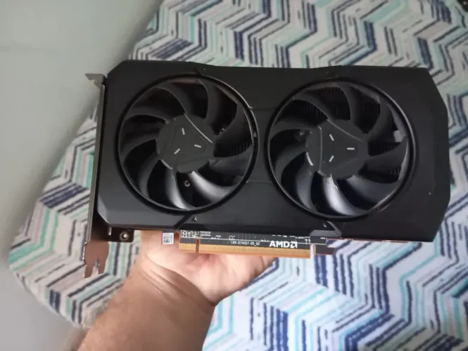 Vendo RX 7600 8GB, 8 meses de uso, com pasta térmica trocada limpeza em dia!!!