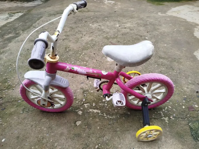 Bicicleta rosa infantil 