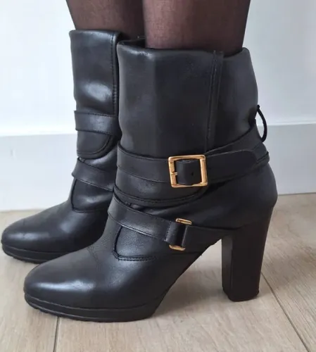 Bota Couro Salto Alto Detalhe Fivela Luk Preta tam. 35