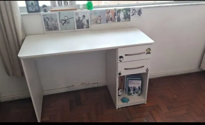 Escrivaninha em MDF com 2 gavetas, corrediças telescópica.