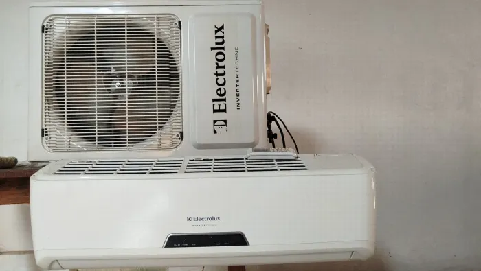 Vendo central de ar Eletrolux inverter 12 mil BTUs.