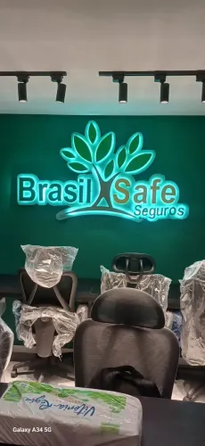 Fachada em ACM, letreiro em 3D