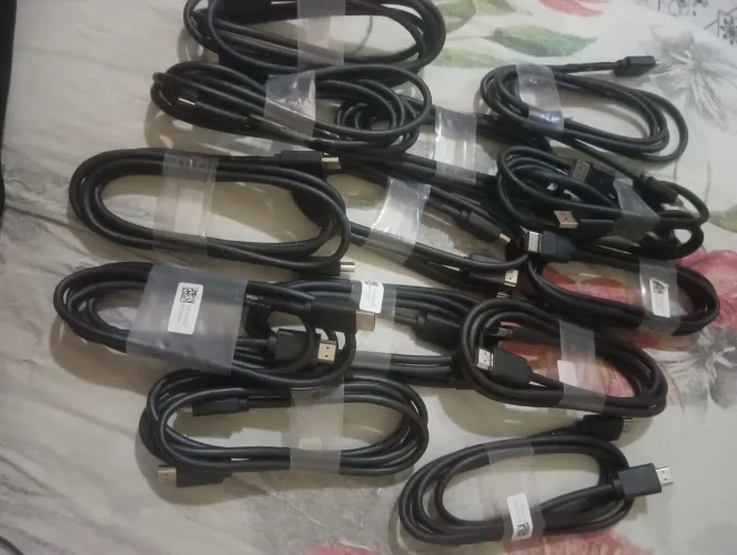 12 cabos HDMI novos e um display port
