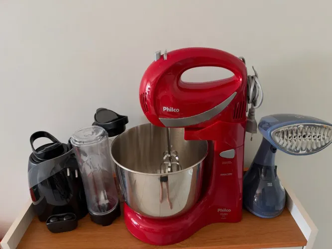 Batedeira (Philco), Liquidificador (Oster) e ferro vertical (eletroclux)