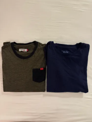 Vendo duas blusas infantis- cada por 20 reias-manga longa- marca reserva - TAM. 14.