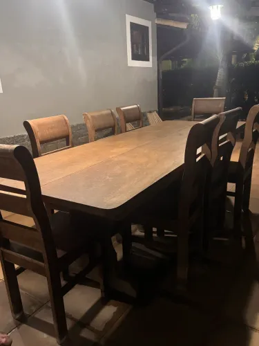 Mesa com 8 cadeiras de madeira macias 
