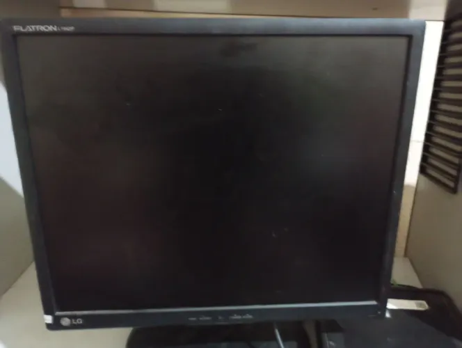 Monitor LG 19 Polegadas com regulador de altura com uma linha fina na tela como nas fotos