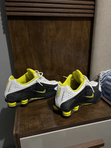 Nike Shox R4