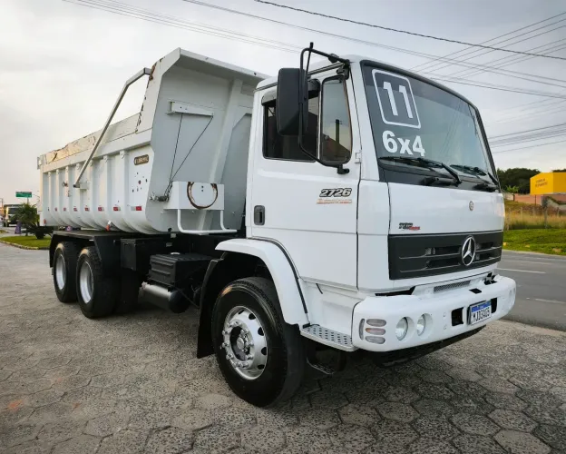 Mercedes Benz 2726 ano 2011 único dono