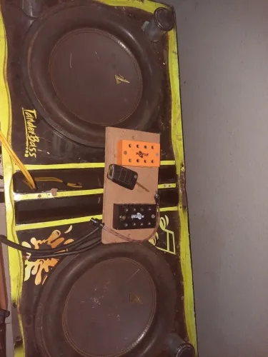 Vende-se caixa de grave com 2 grave zetta 1600 RMS