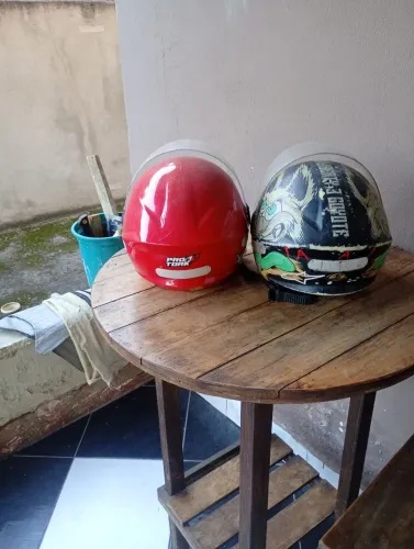Vendo 2 capacetes 70 reais cada .