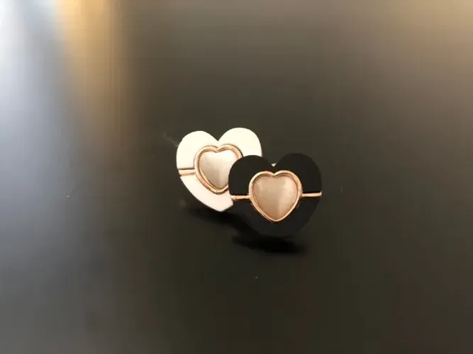 Brincos de coração preto e branco com detalhe rose gold