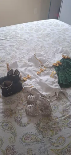 Romper menina de 6 meses a 1ano e dois sapatos tam 20 e 19