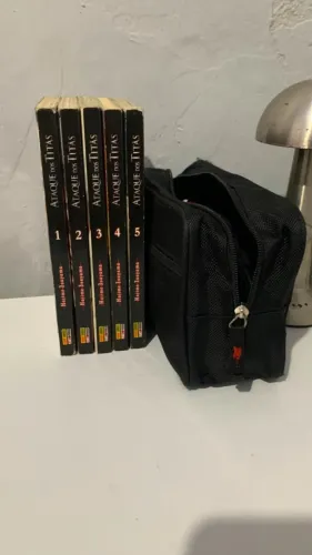 Kit Mangá Ataque Dos Titãs (Attack On Titan) - Volumes 1 Ao 5 - Panini