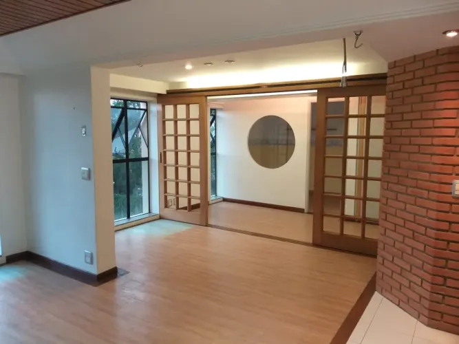Apartamento com 3 dormitórios, 3 banheiros e 2 vagas de garagem. Condomínio fechado. Zona 