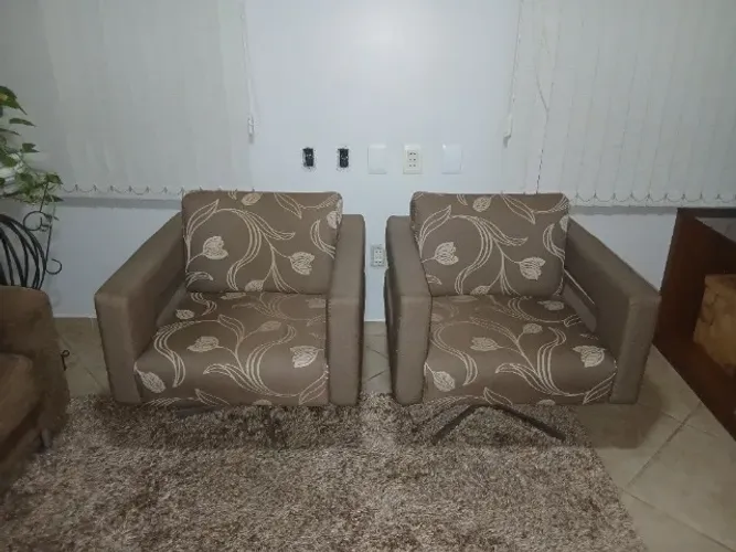2 Poltronas giratórias com pés cromados