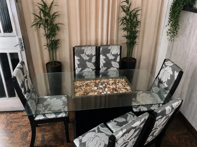 Mesa de madeira com 6 cadeiras em ótimo estado 