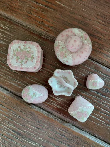 Conjunto de 06 peças em porcelana pintadas à mão,pintura floral em tons rosa e verde claro