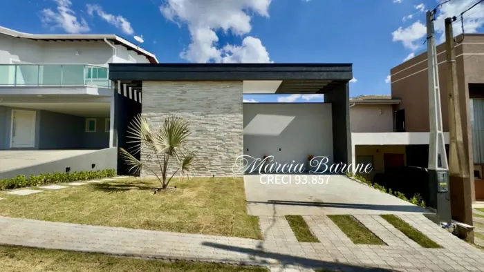 Aconchegante casa térrea á venda no Condomínio Terras de Atibaia I com piscina,