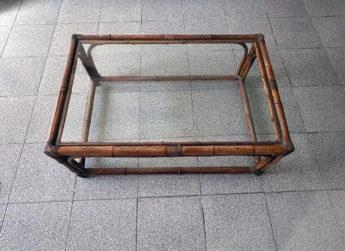 Mesa de centro em bambu com tampo de vidro