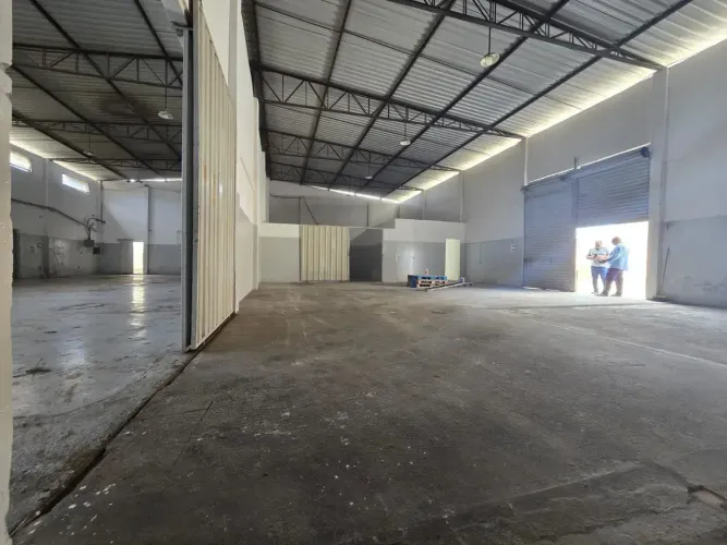 Galpão c 750 m² p Locação na Av. Colbert Martins no Bairro Tomba em Feira de Santana - BA