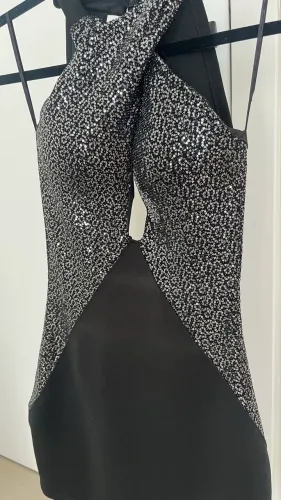Vestido preto com detalhe de brilho - tam P
