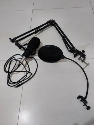 Microfone Condensador com Braço Suporte Articulado.