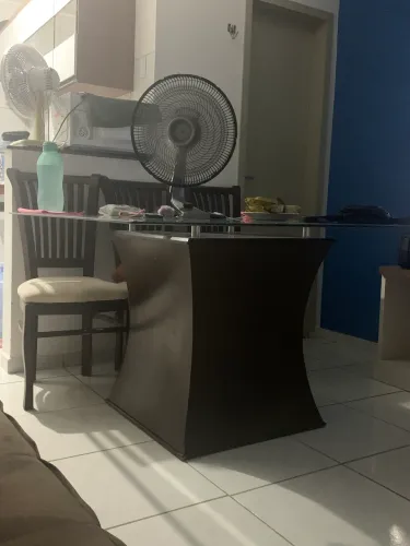 Mesa com 6 cadeiras