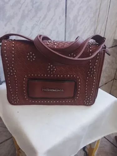 Bolsa Em Couro Feminina trabalhada no Ilhoes pra quem conhece valorizasuper top e de grif