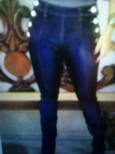 Calça skiny jeans com botões laterais 