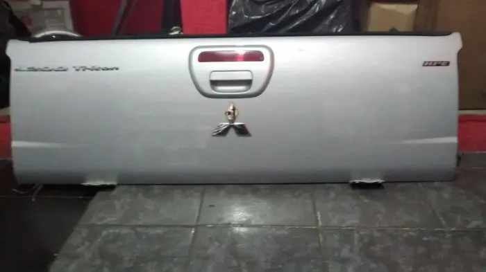 L200 2012 rabo de peixe tampa<br><br>Tampa