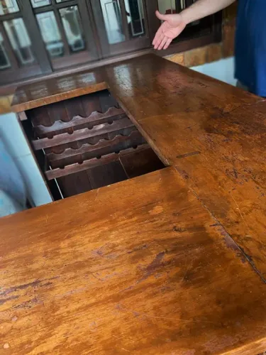 BAR em Madeira Maciça, com suporte para taças.