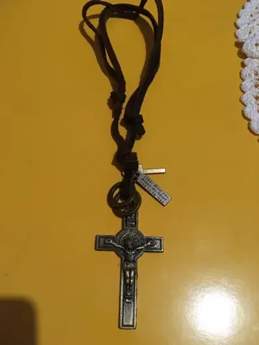 Crucifixo Vintage com Correia de couro