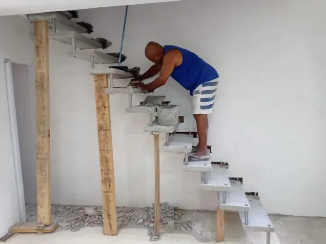 Vende se escadas reta caracol ou dois lances sobe medida etc 