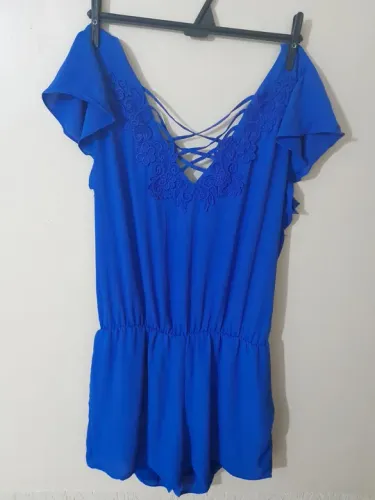 Macacão azul com renda