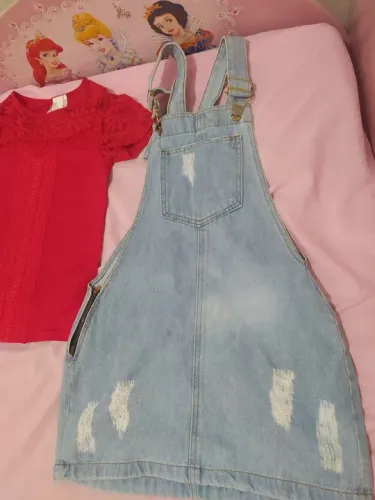 Jardineira salopete + blusa vermelha