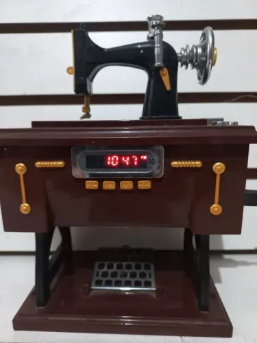 Radio Digital em Formato de Máquina de Costura