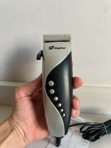 Máquina de Cortar Cabelo e Barba Jinghao - Ajustável 110V - 4x pentes