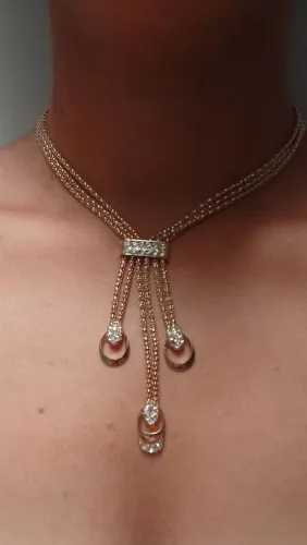 Colar Feminino Dourado com Pingentes e Brilho