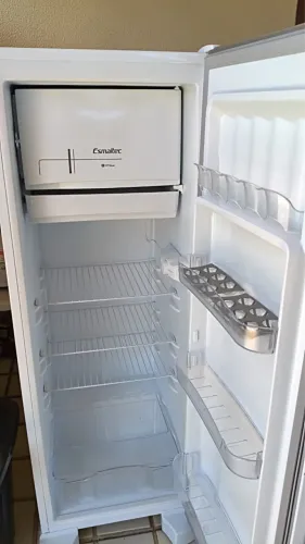 Oportunidade! Geladeira Esmaltec Branca 259L ROC35