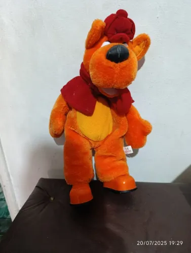 Pelúcia de Cachorro Laranja com Chapéu