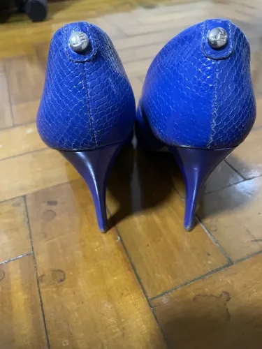 Sapatos de salto azul royal