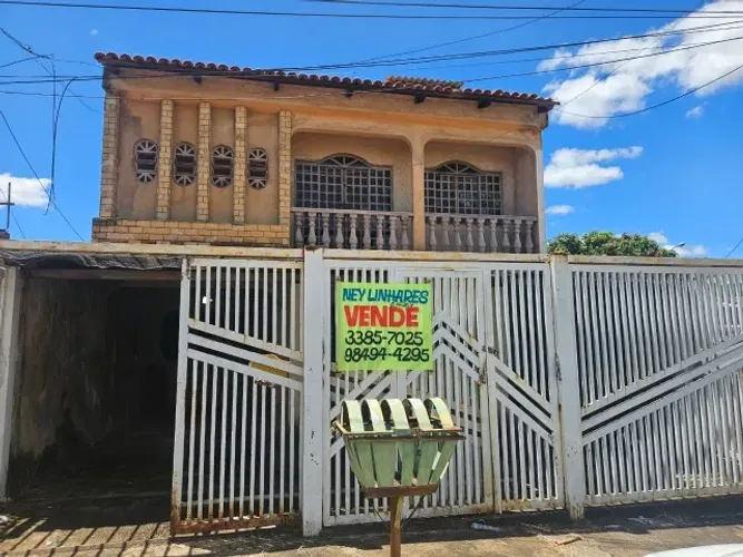 Vende-se um sobrado 4 quartos, sendo 1 suíte na EQ 10/11 Setor Leste