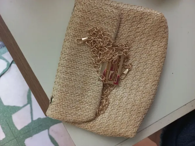 Bolsa de Ombro Palha com Detalhes Dourados