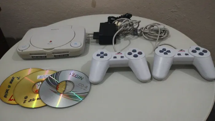 PlayStation ONE completo com 2 controles 