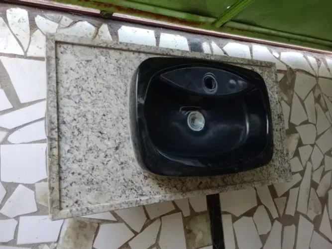 Vendo uma Balcão de Mármore Claro com uma Pia Marca Icerpa Preta